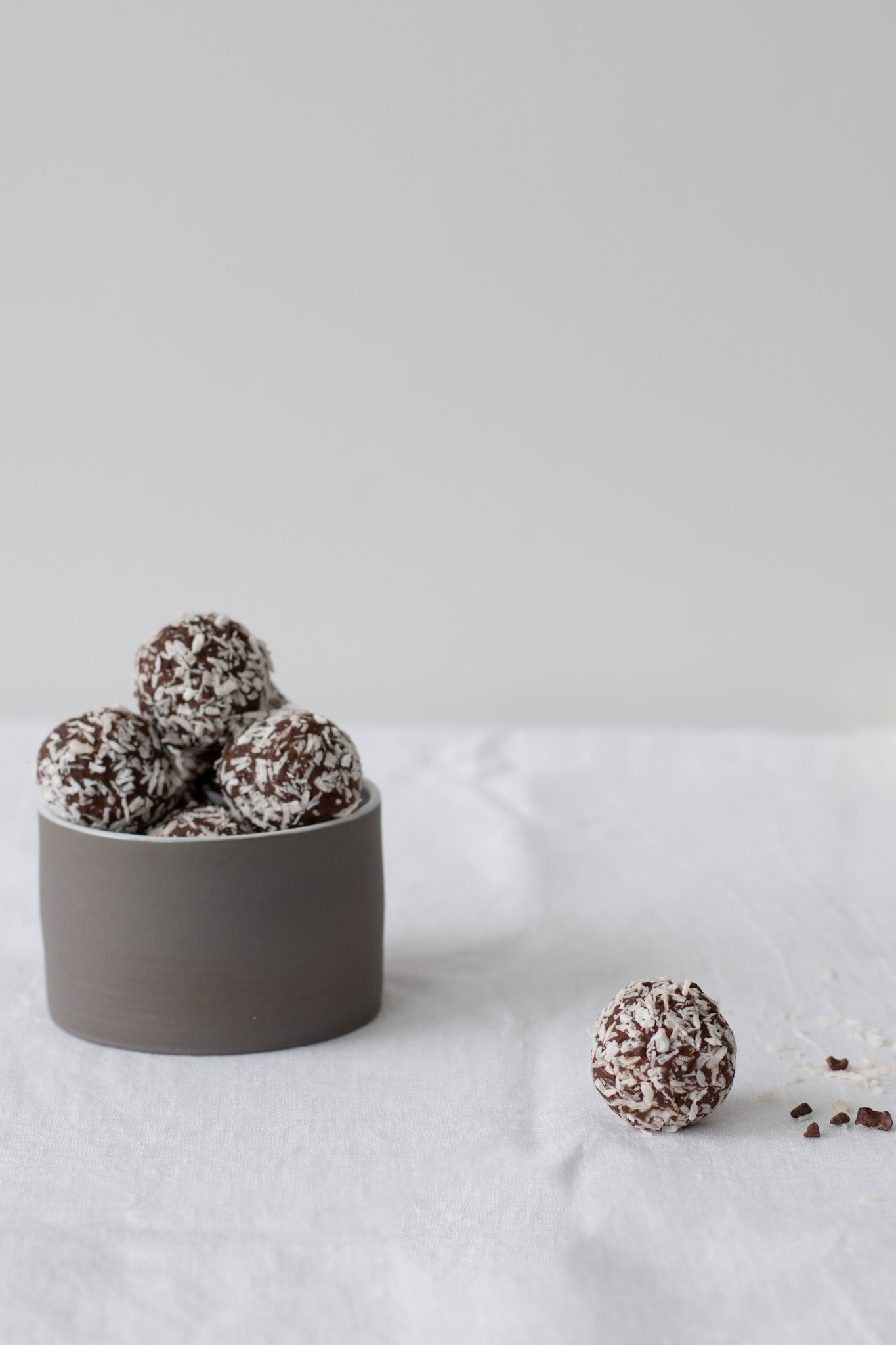 Healthy Swedish Chocolate Balls (Chokladbollar) - Nordic Kitchen stories